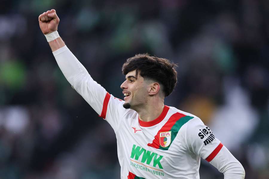 Rodrigo Ribeiro celebrou golo pelo Augsburgo