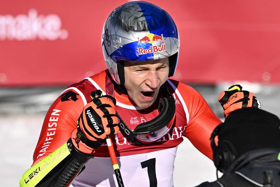 Marco Odermatt zegevierde afgelopen zondag al op de afdaling en pakte nu ook de titel op de reuzenslalom