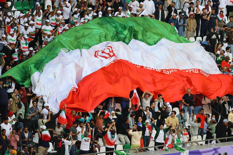La afición de Irán se divierte durante un partido.