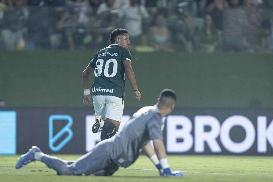 Rildo fez dois gols em cima de Gabriel Brazão