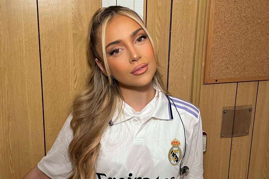 Ana Mena con la camiseta del Real Madrid