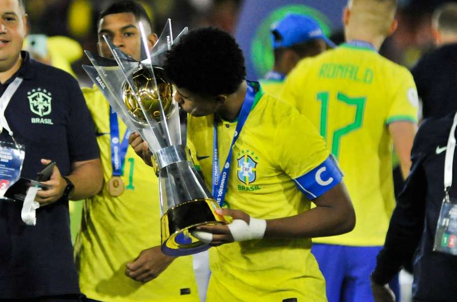 Andrey Santos pozuje z trofeum Mistrzostw Ameryki Południowej U20