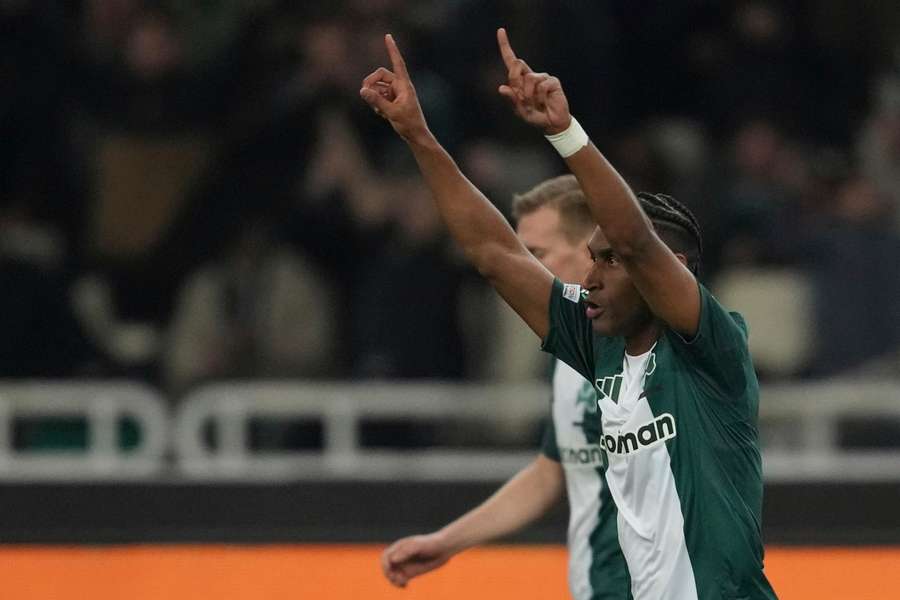 Tete de la Panathinaikos sărbătorește după ce a marcat al treilea gol al echipei sale împotriva Fiorentinei