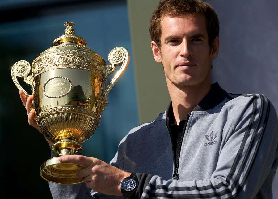 De Britse tennisser Andy Murray poseert met de 2013 Wimbledon trofee op de All England Club in Wimbledon