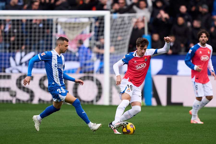 Urko González ante Joan Jordán en el último Alavés-Espanyol