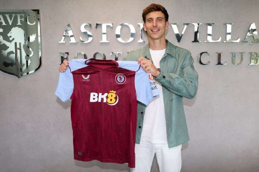 Pau Torres, presentato come nuovo giocatore dell'Aston Villa.