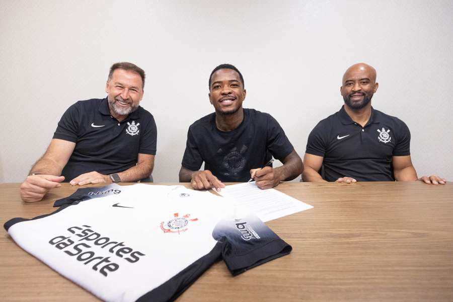 Cacá assina contrato após ser adquirido pelo clube paulista