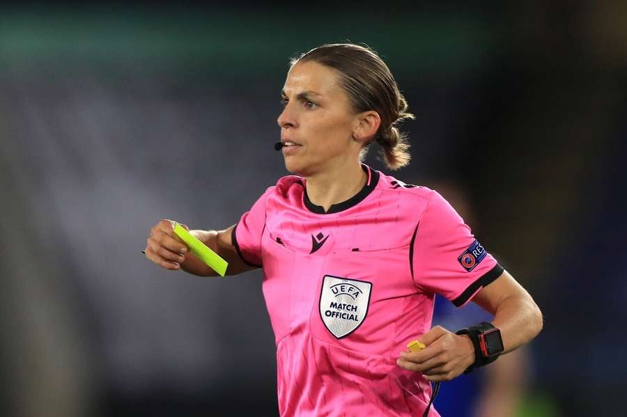 Stéphanie Frappart vai continuar a fazer história no Catar