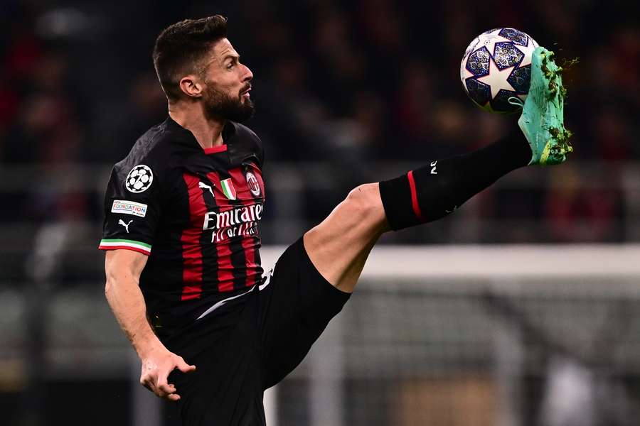 Olivier Giroud en pleine action face à Naples ce mardi.