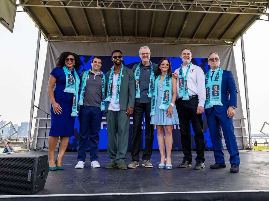 Evento contou com políticos, estrelas do esporte, músicos e comunidade local