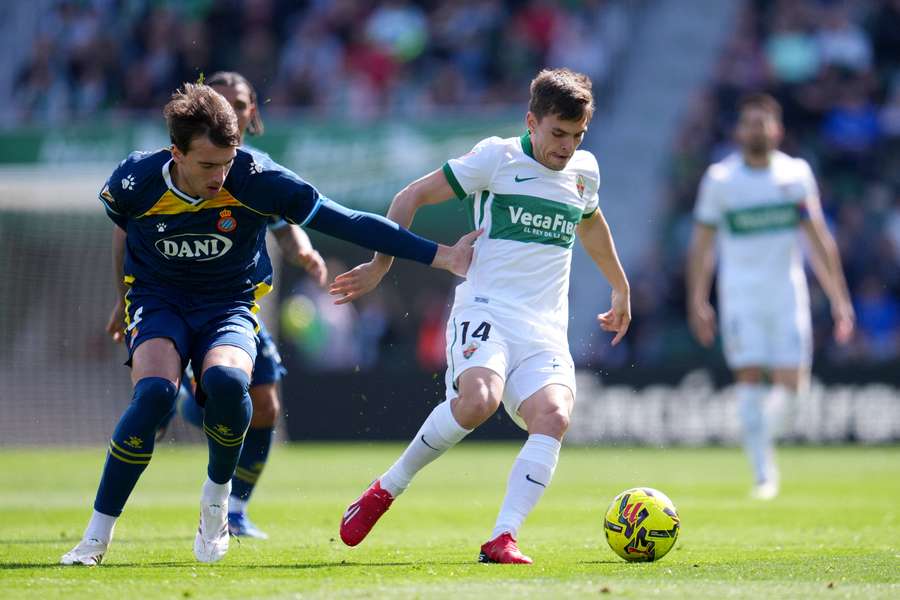 Aleix Febas y Urko González durante el Elche-Espanyol