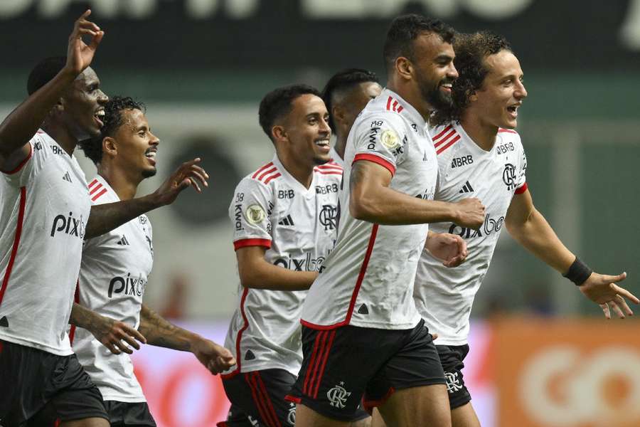 David Luiz é celebrado pelos companheiros após gol contra o Cruzeiro