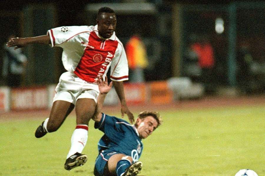 Tijjani Babangida in actie voor Ajax in 1998