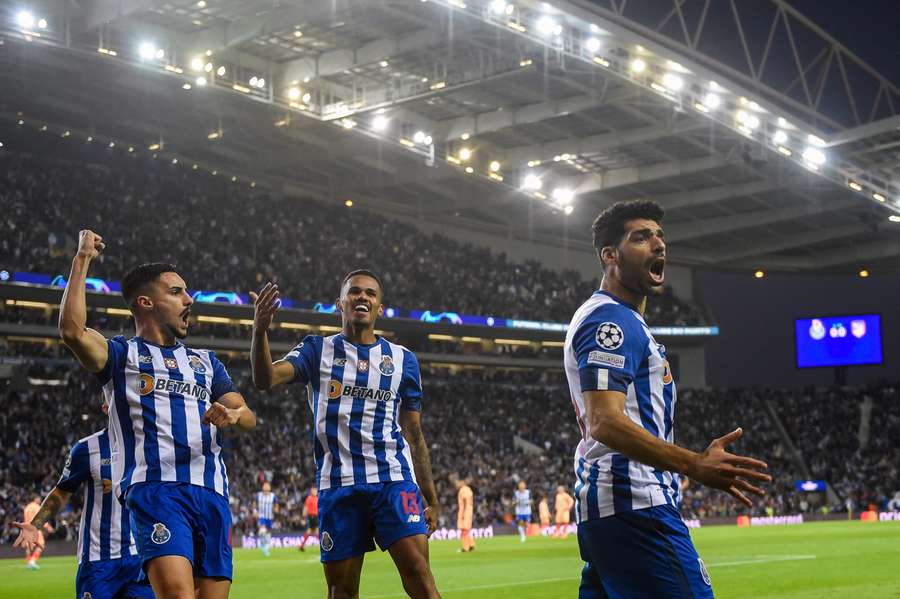 FC Porto brilhou e bateu Atlético de Madrid (2-1) rumo ao primeiro lugar do grupo B