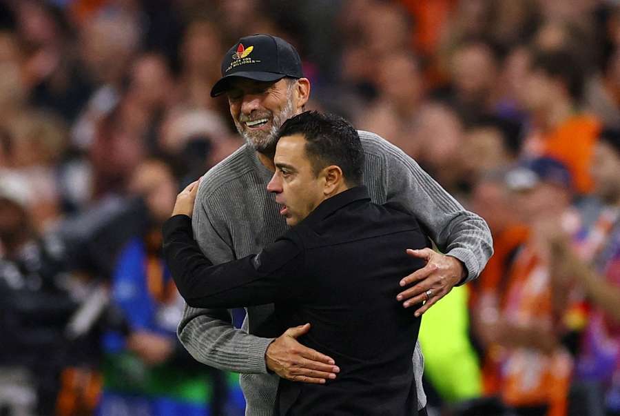 Klopp e Xavi se abraçam em suas estreias por Alemanha e Holanda, respectivamente Klopp e Xavi se abraçam em suas estreias por Alemanha e Holanda, respectivamente
