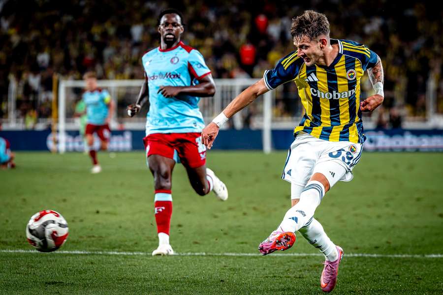 Asysta Szymańskiego pomogła wyeliminować jego były klub, Fenerbahce górą nad Feyenoordem