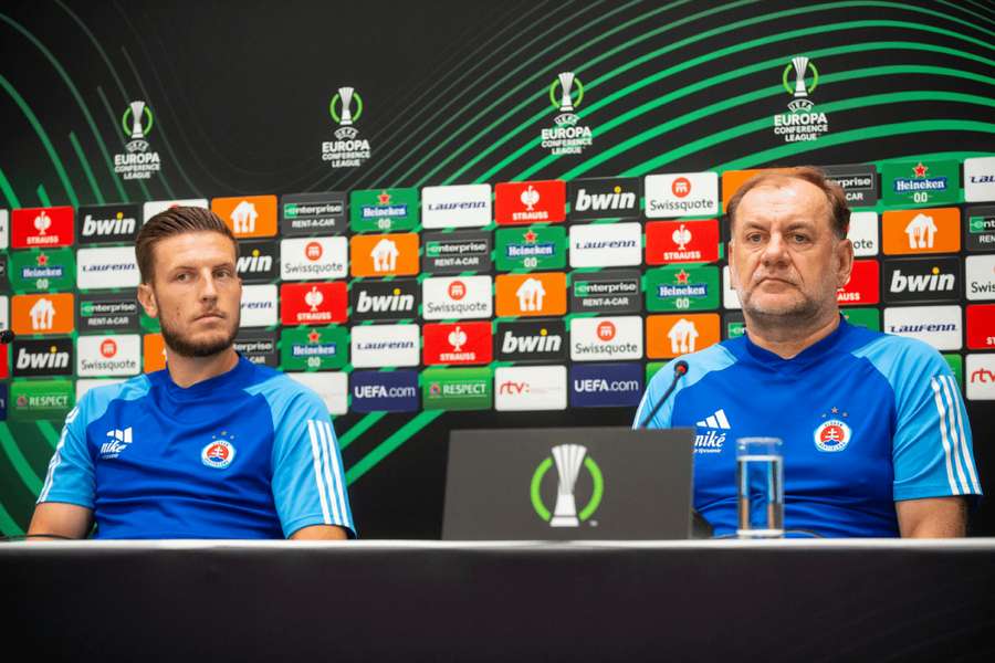 Wimmer spoločne s trénerom Weissom počas tlačovej konferencie.