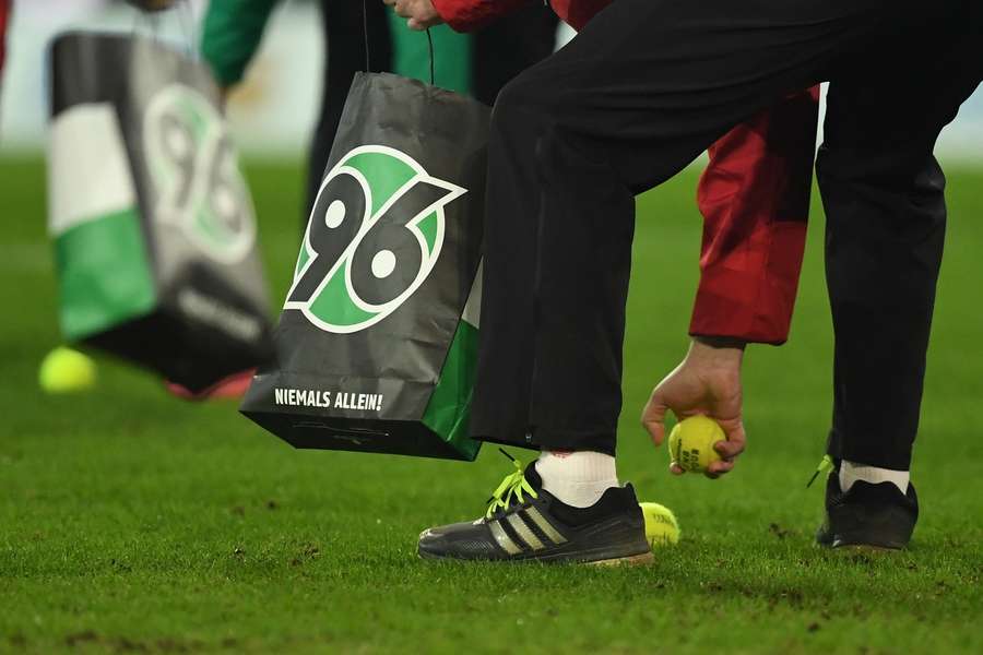 Ook tijdens Hannover 96-Greuter Fürth werden de tennisballen het veld opgegooid