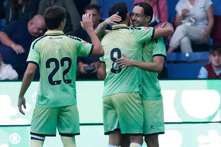 Jofre, felicitado por sus compañeros tras su gol Jofre, felicitado por sus compañeros tras su gol