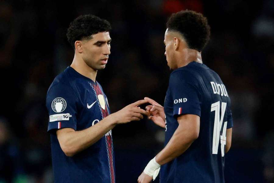 Hakimi (I), junto a Doué