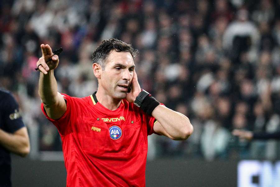 Sędzia Juan Luca Sacchi otrzymuje instrukcje od Var