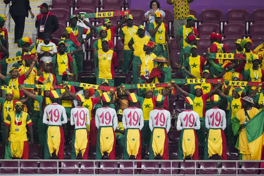 Os adeptos do Senegal homenagearam Diop