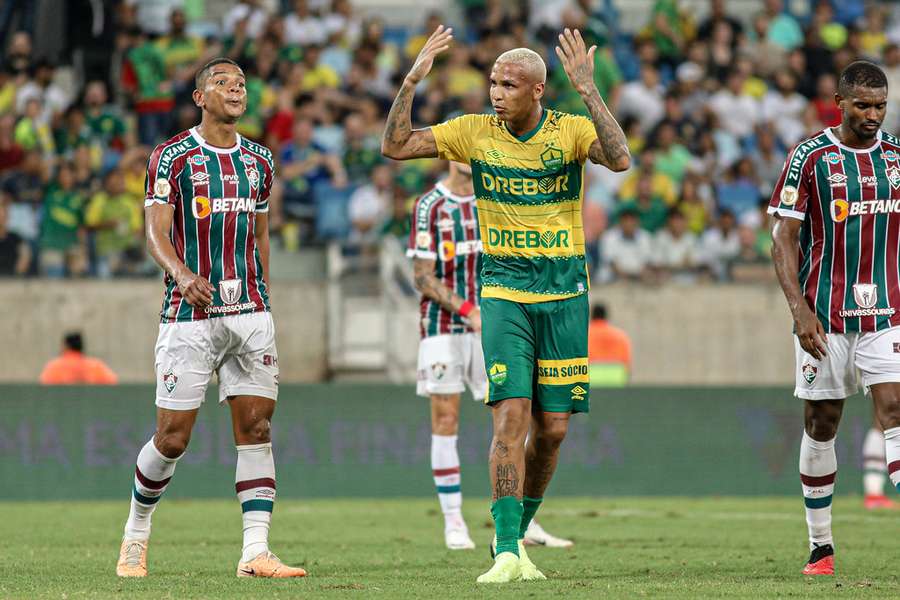 Deyverson deu assistência para o segundo gol