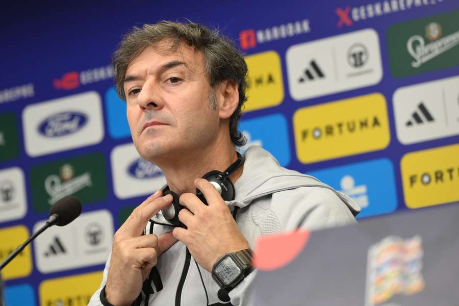Denia na tiskové konferenci. Denia na tiskové konferenci.
