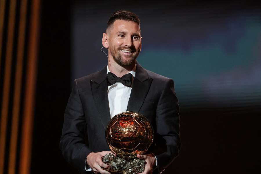 Pallone d'Oro: Messi vince e ringrazia Maradona nel giorno del suo compleanno