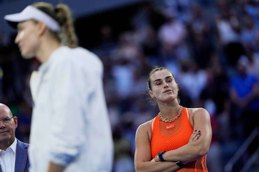 Aryna Sabalenka pendant la célébration d'Elena Rybakina. Aryna Sabalenka pendant la célébration d'Elena Rybakina.