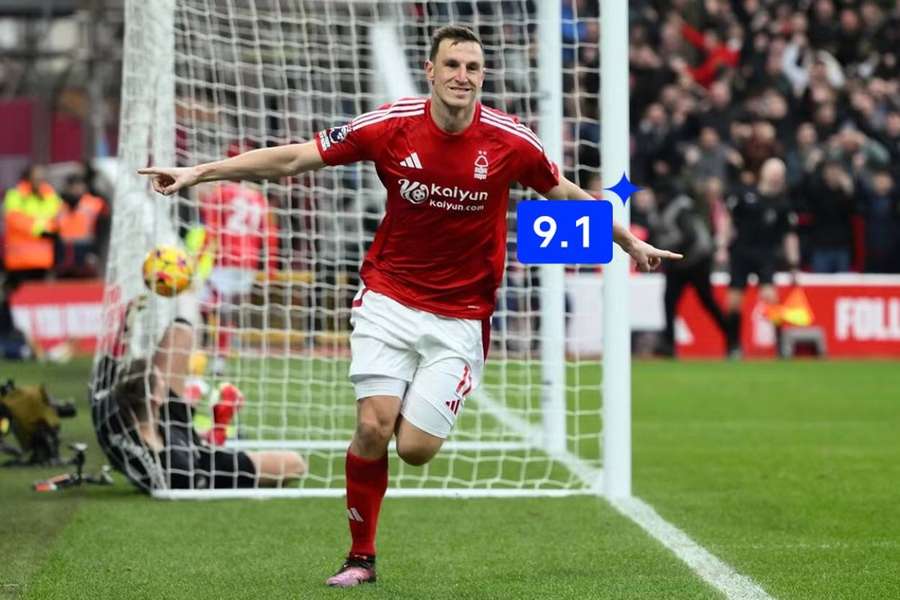 Chris Wood slaví jeden ze svých tří gólů v zápase s Brightonem.