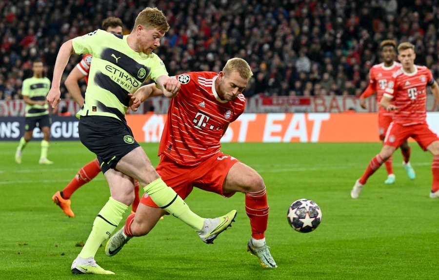 De Bruyne fights for the ball with De Ligt