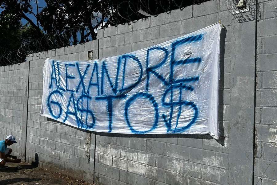 Faixa contra Matos na porta da Toca da Raposa 2
