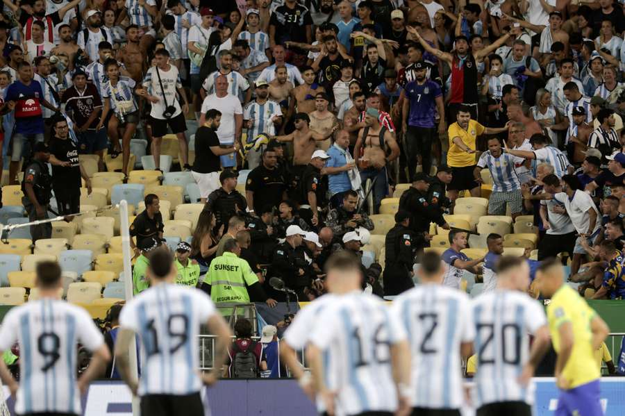 De Argentijnse ploeg bekijkt de situatie op de tribunes