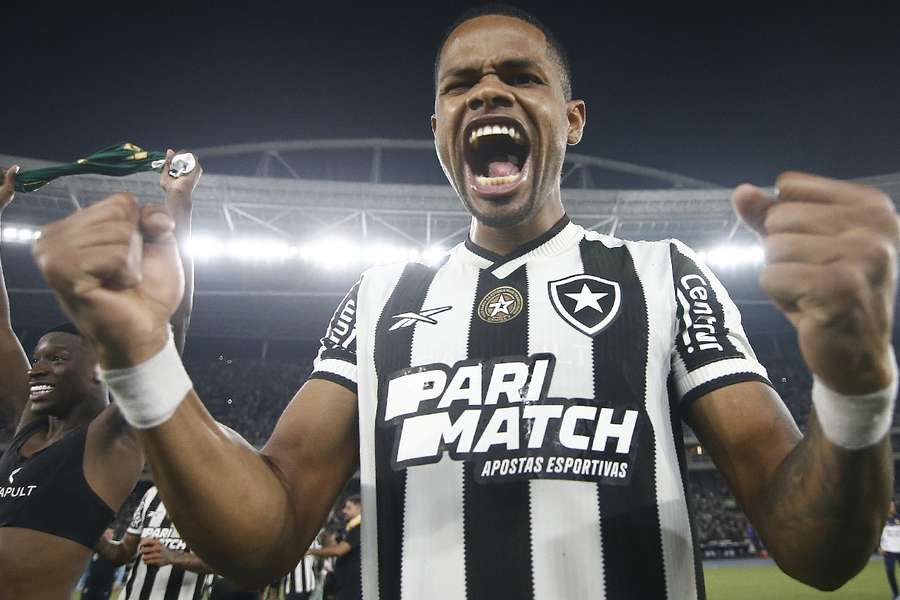 Botafogo de Júnior Santos lidera o Brasileirão