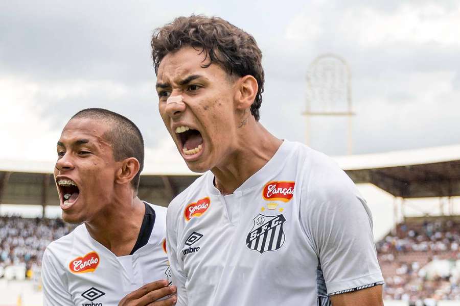 Todos os gols da vitória santista vieram no 2° tempo