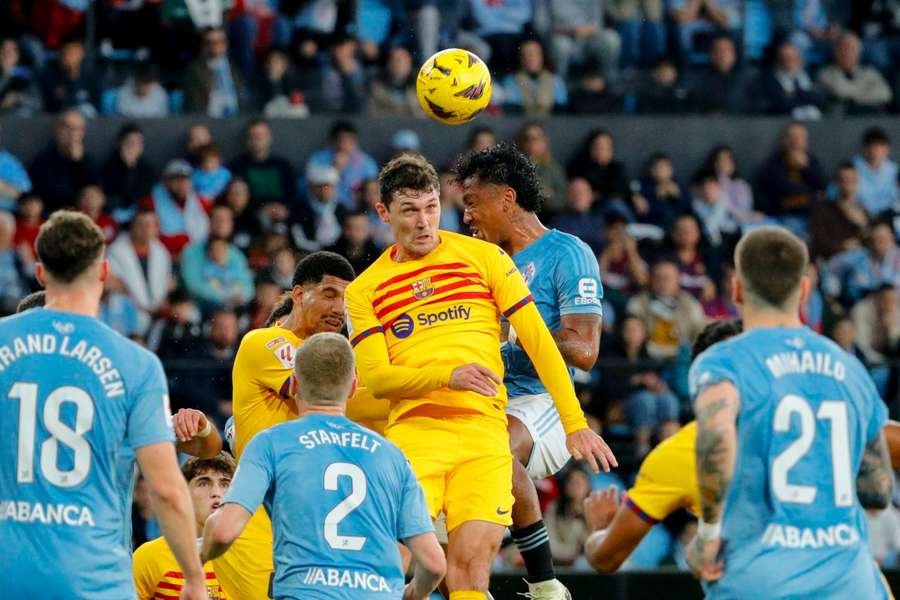 Andreas Christensen luta por uma bola aérea no jogo Celta-Barcelona