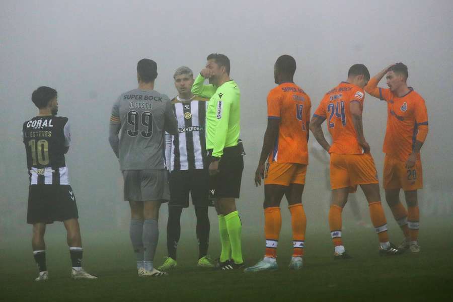 Tiago Martins fala com Diogo Costa e Luís Esteves os capitães das duas equipas