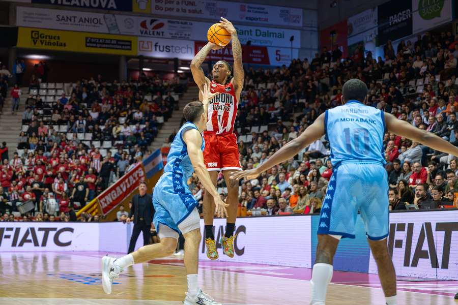 William Howard acerta triplo contra Andorra
