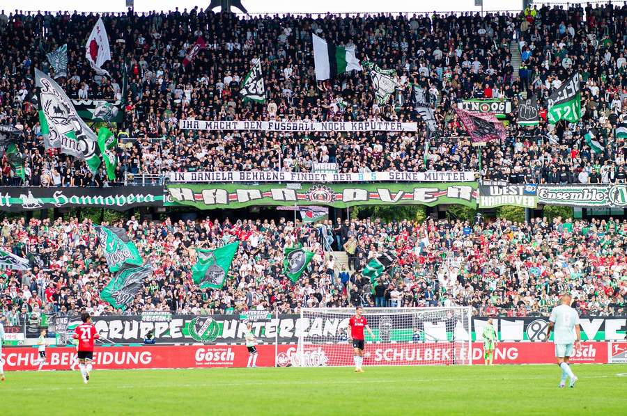 Hannover-Fans im Duell gegen Kaiserslautern.