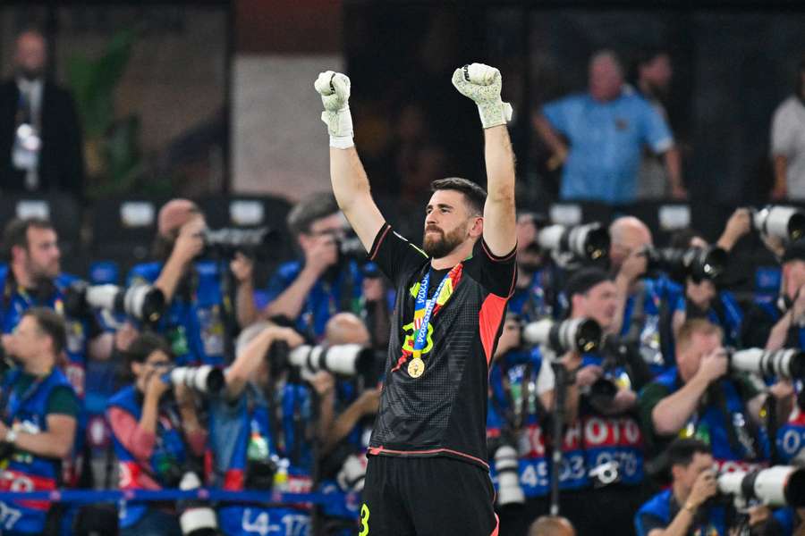 Unai Simón com a medalha de campeão europeu pela Espanha