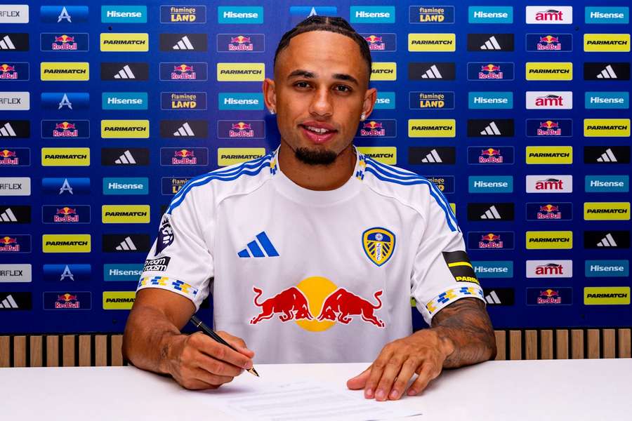 Okafor oficializado pelo Leeds