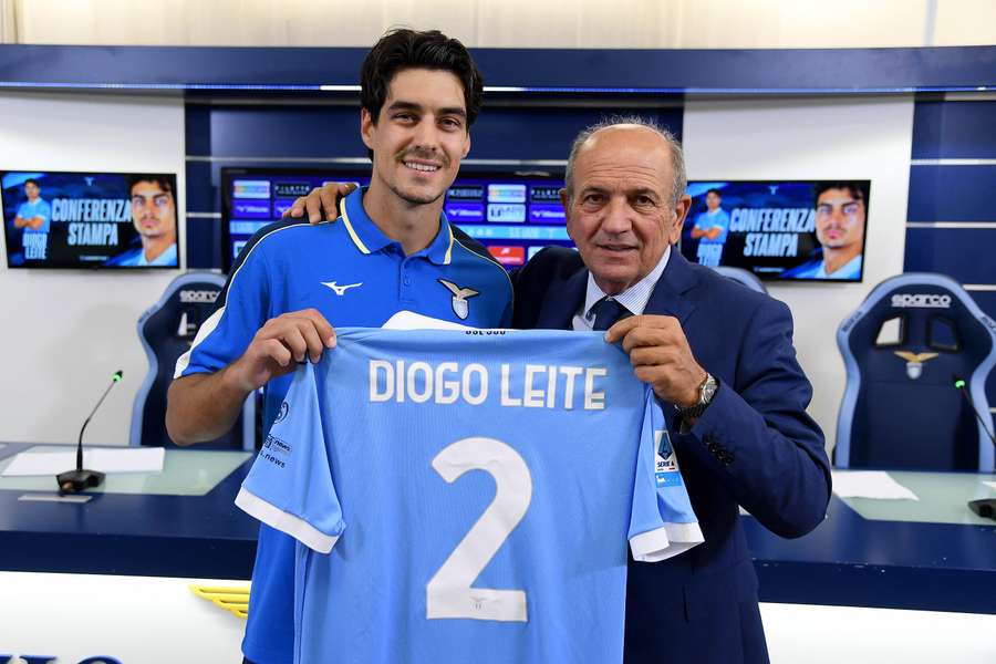 Diogo Leite posa con la sua nuova maglia in compagnia del ds biancoceleste Angelo Fabiani Diogo Leite posa con la sua nuova maglia in compagnia del ds biancoceleste Angelo Fabiani