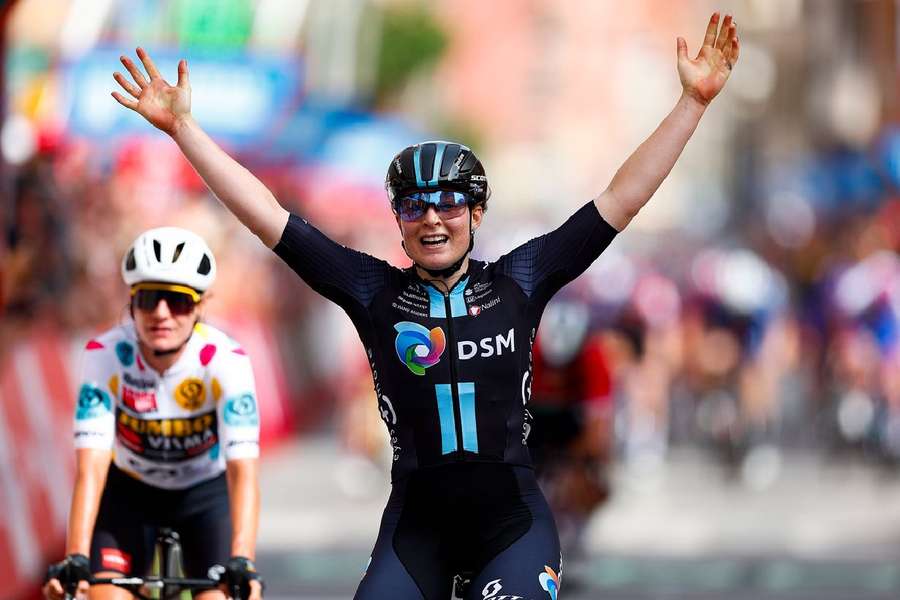 Charlotte Kool remata un emocionante sprint y Marianne Vos lidera la Vuelta a España