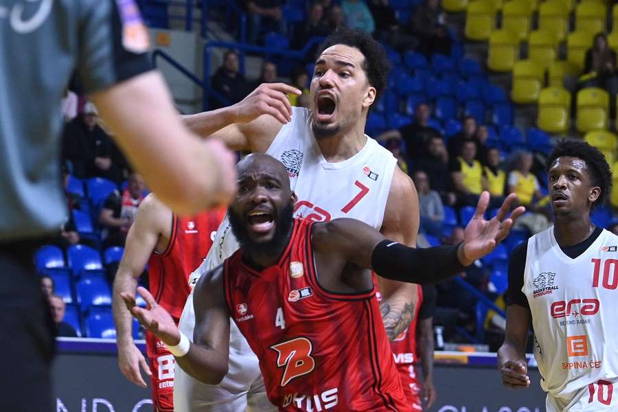 Basketbalisté Nymburka se ve finále střetnou s Pardubicemi.
