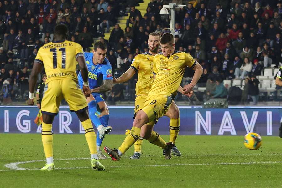 Pietro Pellegri marcando el 1-0 con un derechazo