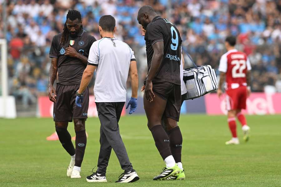 Romelu Lukaku musste nach Behandlung das Feld verlassen.