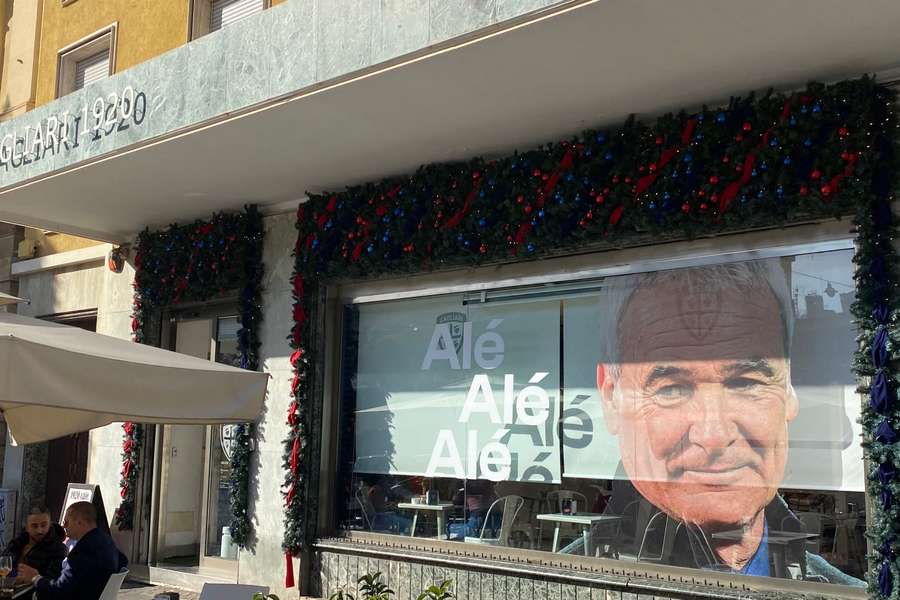 Calcio, bagno di folla per il ritorno di Claudio Ranieri a Cagliari