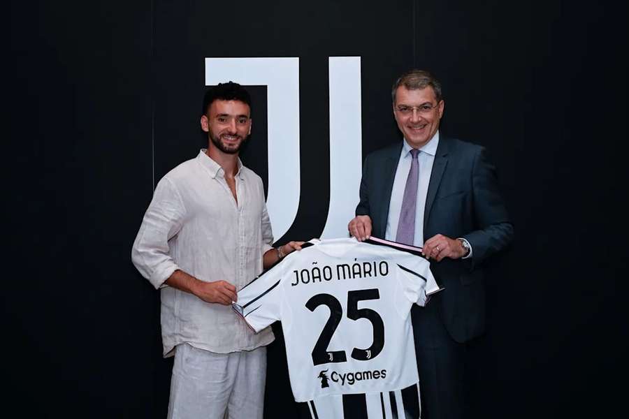 João Mário con su nueva camiseta