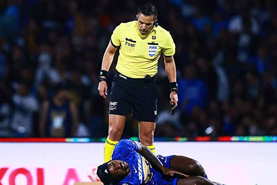 Rozhodčí Daniel Quintero Huitrón z Mexika